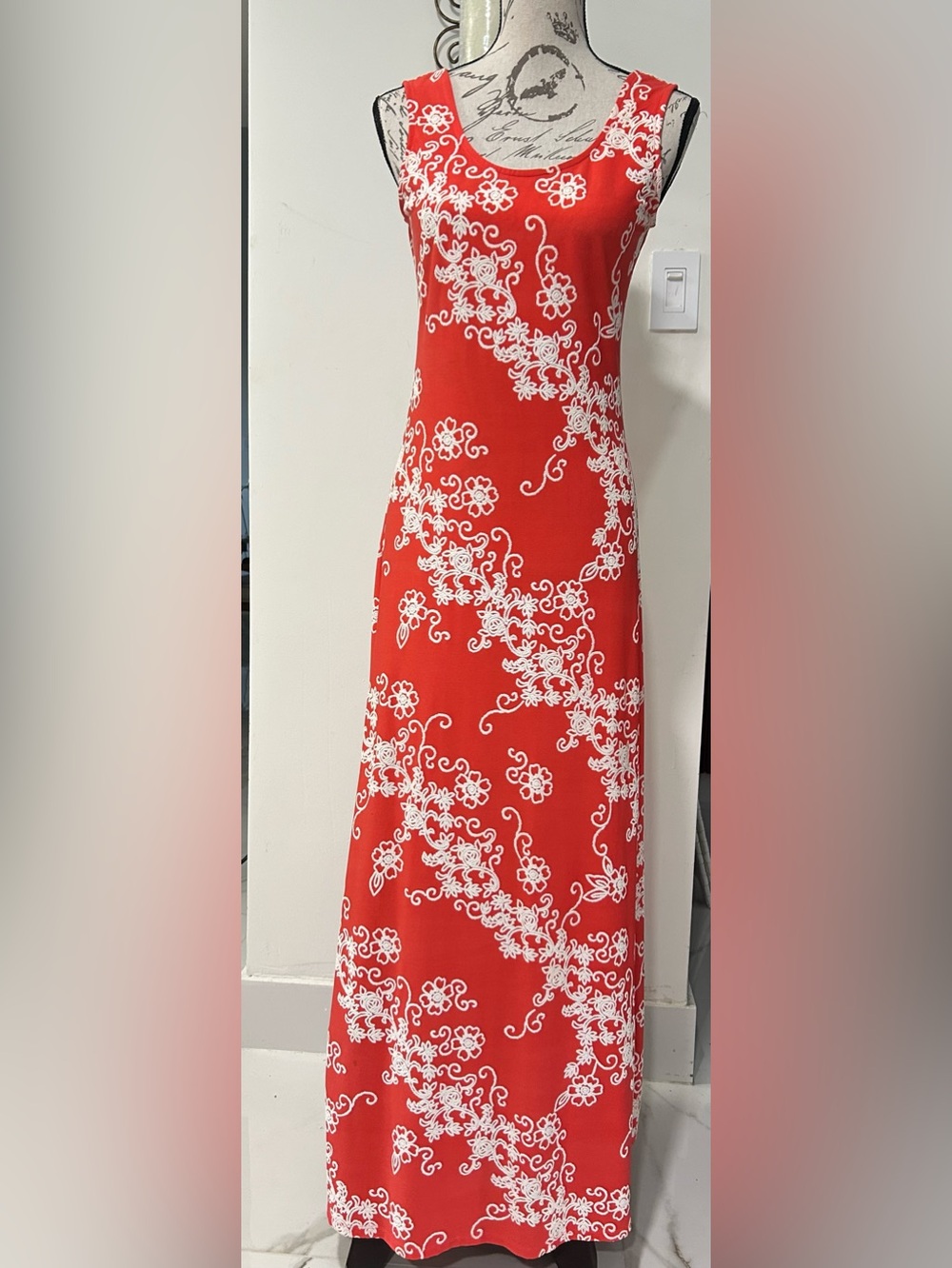 Glamour Maxi Dress with White Embroidered Floral Some Expanded Sleeveless 6